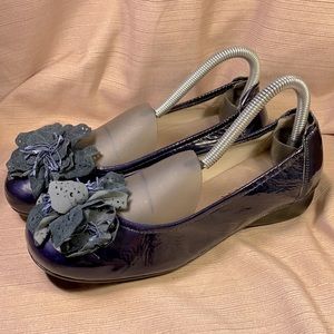 Eneka NWOT leather slight wedge flower balle flats